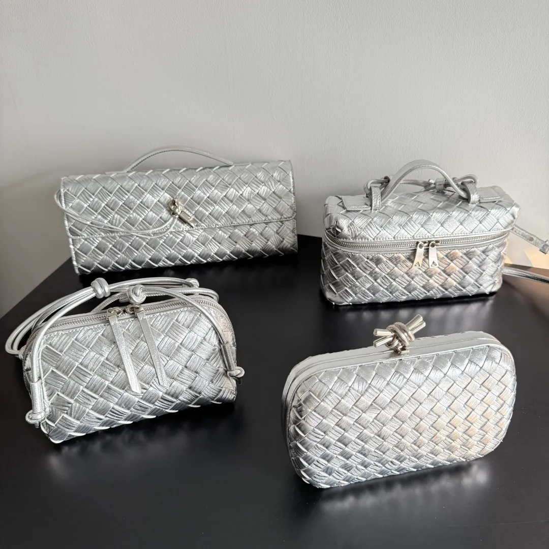 Bottega Veneta's magnificent woven series directly engraves "shine" 💫 into its DNA! Luxurious texture, a must-have for C-positions at year-end parties🌟
